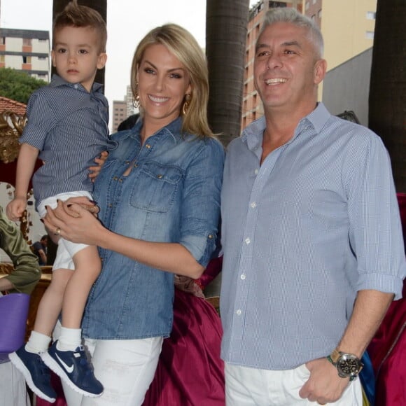 Ana Hickmann e o marido, Alexandre Correa, contaram que não pretendem criar com o luxo o filho, Alexandre Jr.