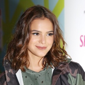 Bruna Marquezine posou com o elenco de 'Deus Salve o Rei' durante a preparação para a trama