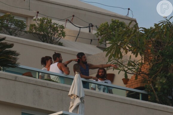 Depois da praia, foram para a casa de Paulinho Vilhena. O ator Bruno Gagliasso estava no grupo de amigos.