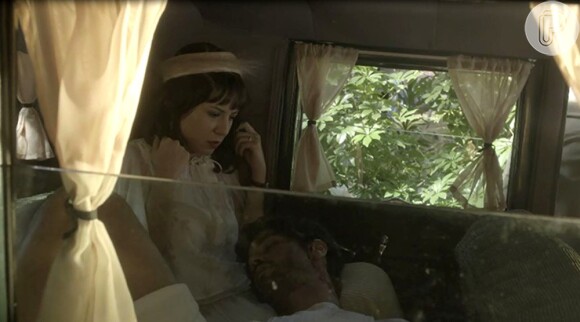Lucinda (Andreia Horta) salva Inácio (Bruno Cabrerizo) ao encontrá-lo espancado no meio de uma estrada, na novela 'Tempo de Amar'