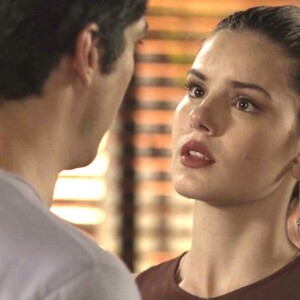 Luiza (Camila Queiroz) reclama com Eric (Mateus Solano) que eles não têm mais tempo para os dois, na novela 'Pega Pega'