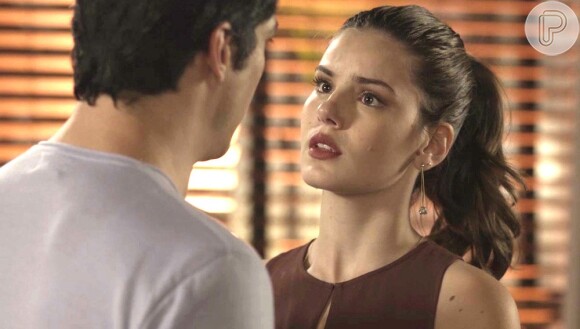 Luiza (Camila Queiroz) reclama com Eric (Mateus Solano) que eles não têm mais tempo para os dois, na novela 'Pega Pega'