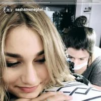 Sasha Meneghel, acompanhada de Xuxa e Fernanda Souza, tatua flor no braço. Vídeo