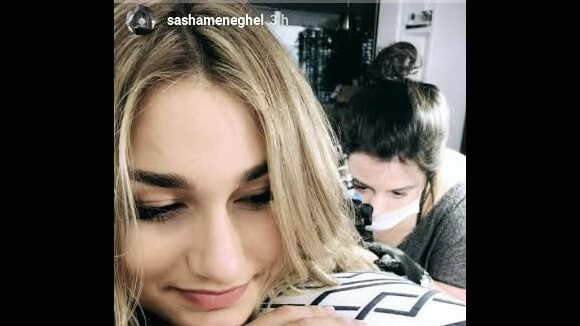 Sasha Meneghel, acompanhada de Xuxa e Fernanda Souza, tatua flor no braço. Vídeo
