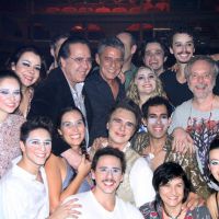 Chico Buarque prestigia 'O Grande Circo Místico' e é tietado pelo elenco da peça