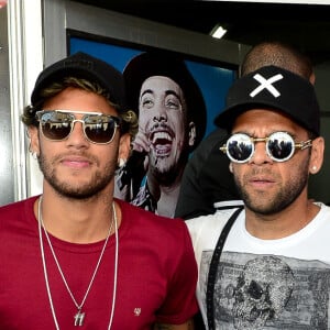 Neymar foi ao casamento acompanhado de Daniel Alves