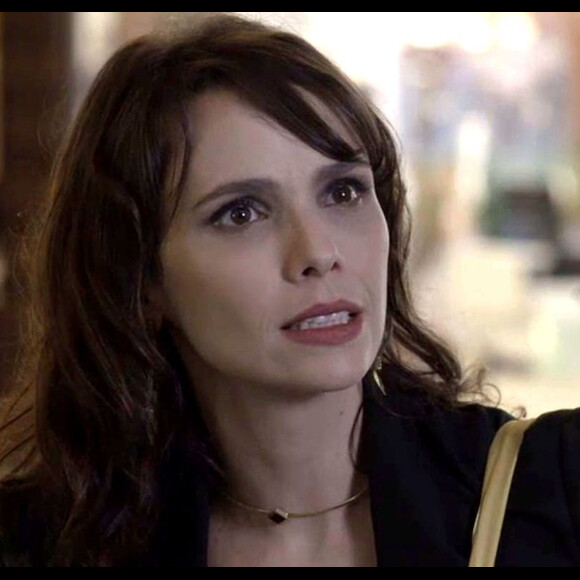 Irene (Débora Falabella) diz a Joyce (Maria Fernanda Cândido) que vai chamar a (suposta) filha que está esperando de seu marido de Ivana, para provicá-la, na novela 'A Força do Querer'