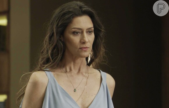 Joyce (Maria Fernanda Cândido) denuncia Irene (Débora Falabella) por perturbação de sua tranquilidade, na novela 'A Força do Querer'
