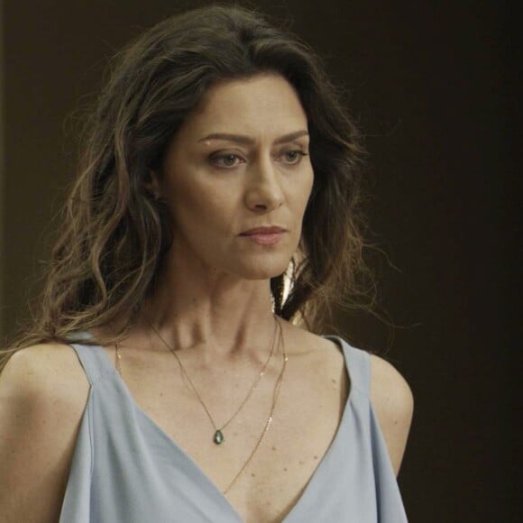 Joyce (Maria Fernanda Cândido) denuncia Irene (Débora Falabella) por perturbação de sua tranquilidade, na novela 'A Força do Querer'