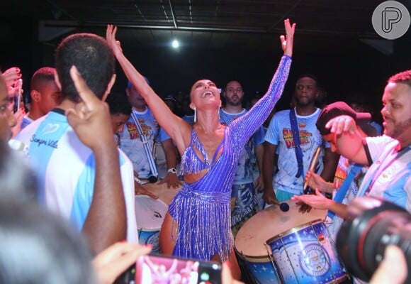 Sabrina Sato esteve na final da escolha do samba da agremiação para o carnaval de 2018