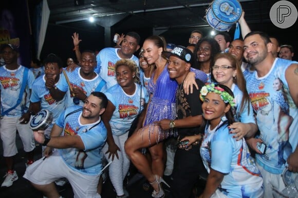 Sabrina Sato prestigiou a final da escolha do samba da Vila Isabel para o carnaval de 2018