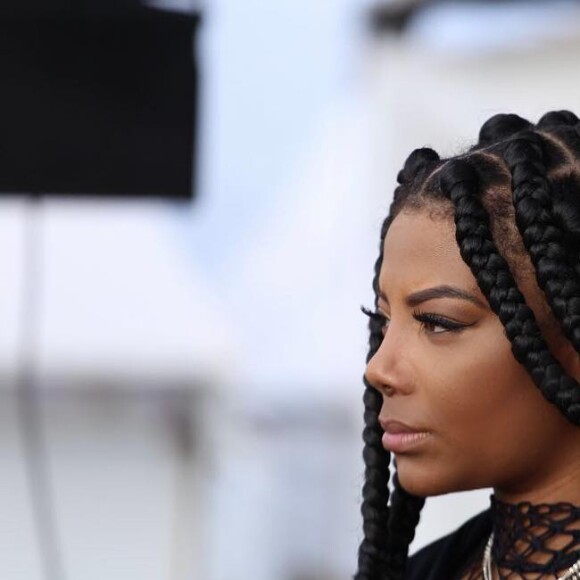 Ludmilla está com novo visual usando tranças