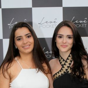 Isabelle Drummond posa com a sócia, Mariana Fernandes