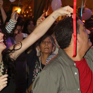 Isabelle Drummond e convidados do lançamento soltam balões de ar