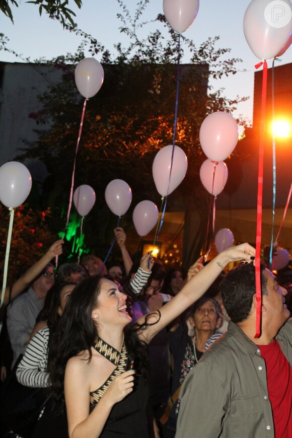 Isabelle Drummond e convidados do lançamento soltam balões de ar