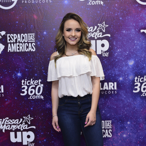 Larissa Manoela posa antes de show no Espaço das Américas, em São Paulo