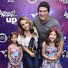 Larissa Manoela recebe Daniel e as filhas, Lara e Luiza, nos bastidores do show no Espaço das Américas, em São Paulo, em 8 de outubro de 2017