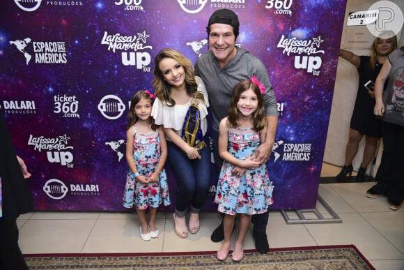 Larissa Manoela recebe Daniel e as filhas, Lara e Luiza, nos bastidores do show no Espaço das Américas, em São Paulo, em 8 de outubro de 2017