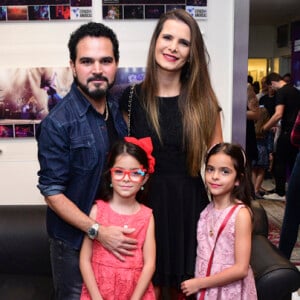 Luciano Camargo vai com as filhas, Isabella e Helena, e a mulher, Flávia, no show de Larissa Manoela no Espaço das Américas, em São Paulo