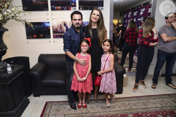Luciano Camargo vai com as filhas, Isabella e Helena, e a mulher, Flávia, no show de Larissa Manoela no Espaço das Américas, em São Paulo
