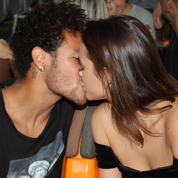 Bruna Marquezine e Neymar trocam beijos em festa de casamento de Marina Ruy Barbosa e Xandinho Negrão