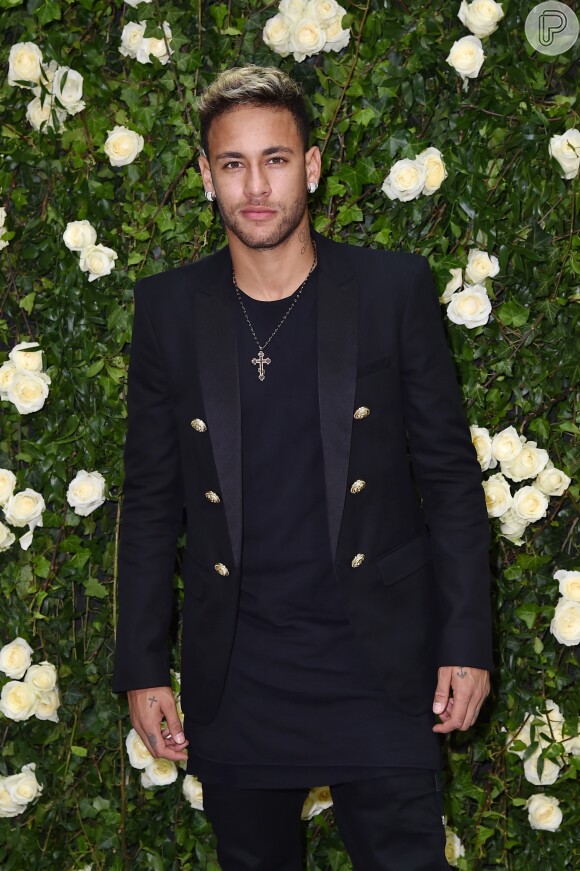 Neymar garantiu ter ido ao evento na Paris Fashion Week, na França, com interesse somente no desfile: 'Vim ver as roupas, prestigiar o desfile. Agora eu virei chique, olha aí a qualidade do meu look'