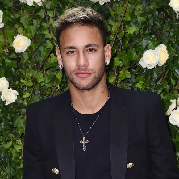 Neymar garantiu ter ido ao evento na Paris Fashion Week, na França, com interesse somente no desfile: 'Vim ver as roupas, prestigiar o desfile. Agora eu virei chique, olha aí a qualidade do meu look'