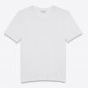A t-shirt básica usada por Alice Wegmann pertence à grife Yves Saint Laurent e custa $ 300, cerca de R$ 1100