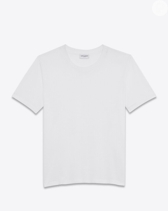 A t-shirt básica usada por Alice Wegmann pertence à grife Yves Saint Laurent e custa $ 300, cerca de R$ 1100