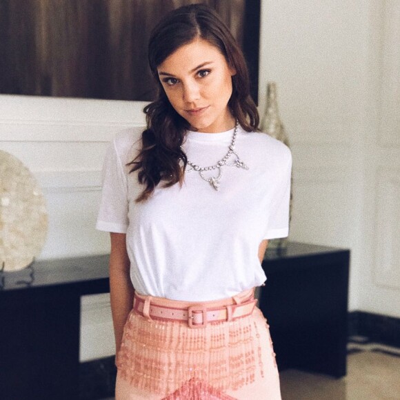 Sob o styling de Patricia Zuffa, Alice Wegmann compôs o look do casamento com uma t-shirt básica