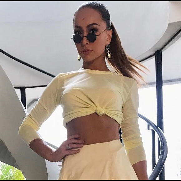 Sabrina Sato completou o visual com joias Silvia Furmanovich e óculos escuros redondos