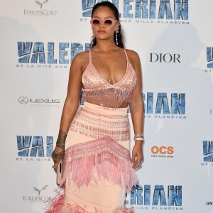 Rihanna já havia usado a mesma saia de Alice Wegmann! A cantora optou pela peça para a première do filme 'Valerian e a Cidade dos Mil Planetas', em Paris, na França, em 25 de julho de 2017