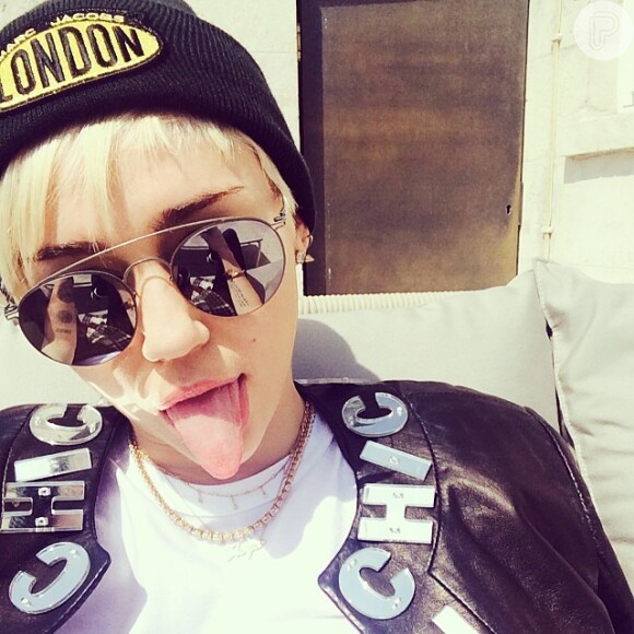 Miley Cyrus já está em Londres, na Inglaterra, para apresentação da Bangerz Tour, em 4 de maio de 2014