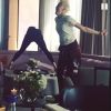 Miley Cyrus dança rock com uma amiga e posta o vídeo no Instagram