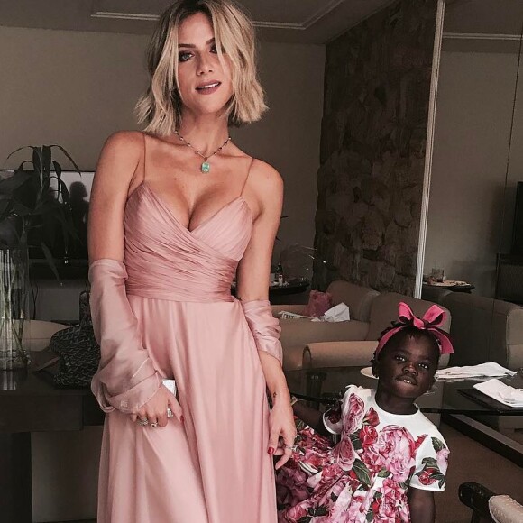 Títi usou um look florido no mesmo tom que a mãe, Giovanna Ewbank