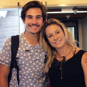 Giselle Prattes recebe orientações do filho, Nicolas Prattes, para gravar a novela 'Tempo de Amar'