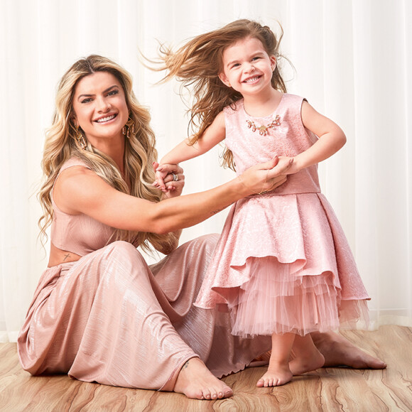 Mirella Santos e filha, Valentina, combinam looks em fotos para a revista Manequim, divulgada nesta segunda-feira, dia 09 de outubro de 2017