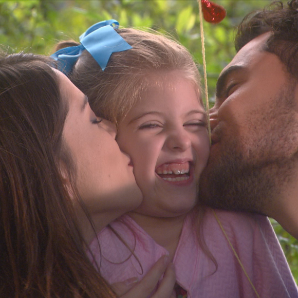 No parque, Gustavo (Carlo Porto) e Cecília (Bia Arantes) contam que estão namorando para Dulce Maria (Lorena Queiroz), que fica feliz e abraça os dois, no capítulo que vai ao ar quarta-feira, dia 18 de outubro de 2017, na novela 'Carinha de Anjo'