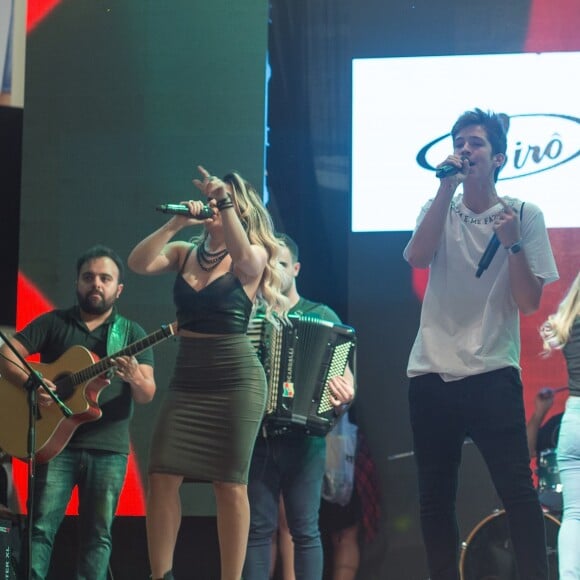 Enquanto Larissa e as outras modelos desfilavam, João Guilherme cantou 