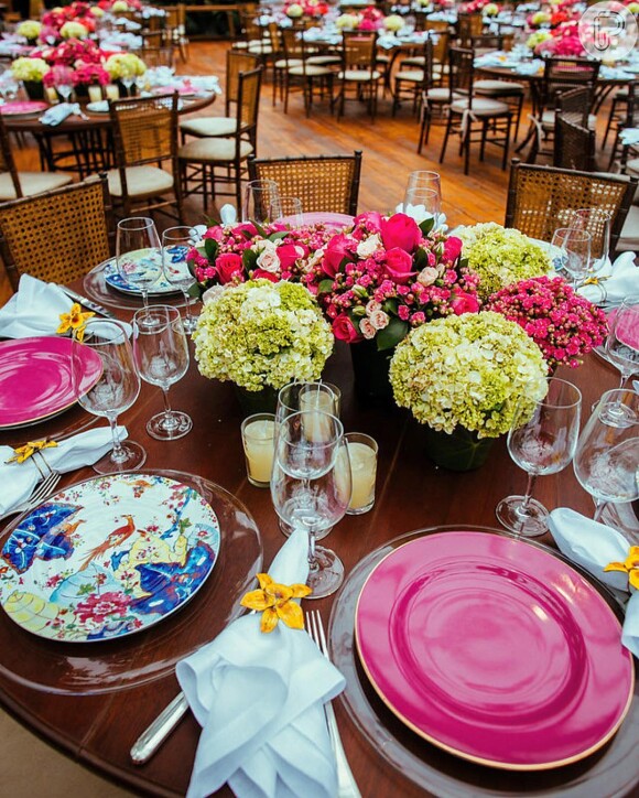 A mesa da festa casamento de Marina Ruy Barbosa foi decorada com arranjos de flores, louça desenvolvida especialmente para a ocasião, e contou ainda com braceletes de orquídea como porta-guardanapo