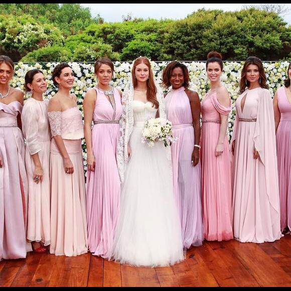 Entre as madrinhas de Marina Ruy Barbosa, que usaram vestidos em tons de rosa, estavam as atrizes Giovanna Ewbank e Luma Costa, além da cantora Paula Fernandes e da apresentadora Gloria Maria