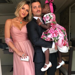 'A letra é muito linda. Diz que a gente teve que se separar várias vezes, várias fases do amor, para que a gente se juntasse, ficasse junto e tivesse um amor sólido e verdadeiro', completou Giovanna Ewbank