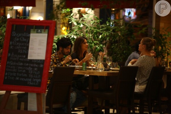 Thaila Ayala sai para jantar com os amigos Fiorella Mattheis e André Nicolau no shopping Village Mall, no Rio de Janeiro, em 4 de maio de 2014