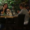 Thaila Ayala acena para o fotógrafo durante jantar com Fiorella Mattheis no Rio de Janeiro