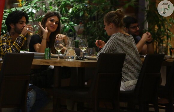Thaila Ayala acena para o fotógrafo durante jantar com Fiorella Mattheis no Rio de Janeiro