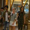 Thaila Ayala sai para jantar com os amigos Fiorella Mattheis e André Nicolau no shopping Village Mall, no Rio de Janeiro, em 4 de maio de 2014