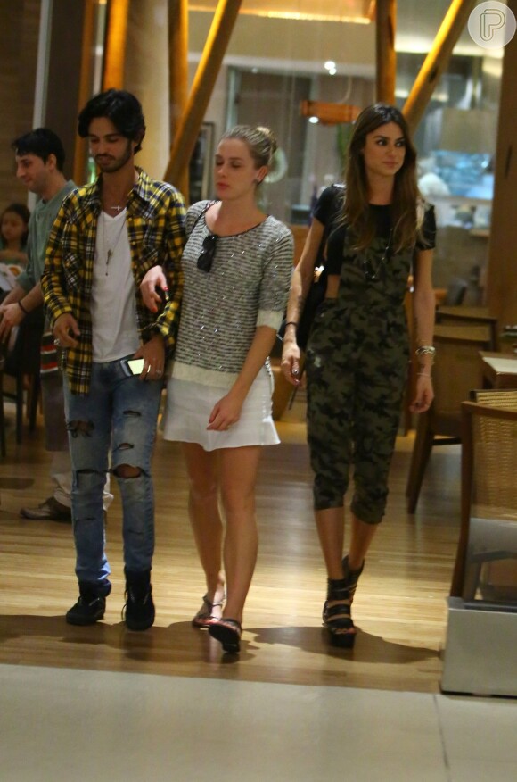 Thaila Ayala sai para jantar com os amigos Fiorella Mattheis e André Nicolau no shopping Village Mall, no Rio de Janeiro, em 4 de maio de 2014