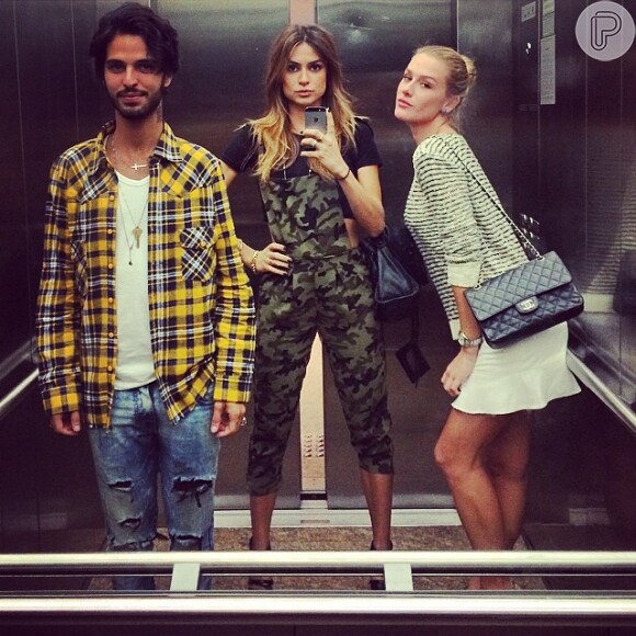 Thaila Ayala faz selfie com Fiorella Mattheis e André Nicolau
