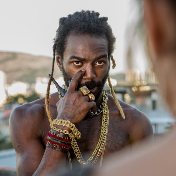 Sabiá (Jonathan Azevedo) oferece uma boca de fumo para Bibi (Juliana Paes) comandar, na novela 'A Força do Querer'