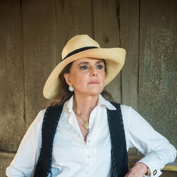 Sophia (Marieta Severo) não só sabe do histórico de agressão contra mulheres de Gael (Sergio Guizé), como acoberta o filho e é capaz até de incentivar esse lado agressor, se isso for vantajoso em seus planos, na novela 'O Outro Lado do Paraíso'